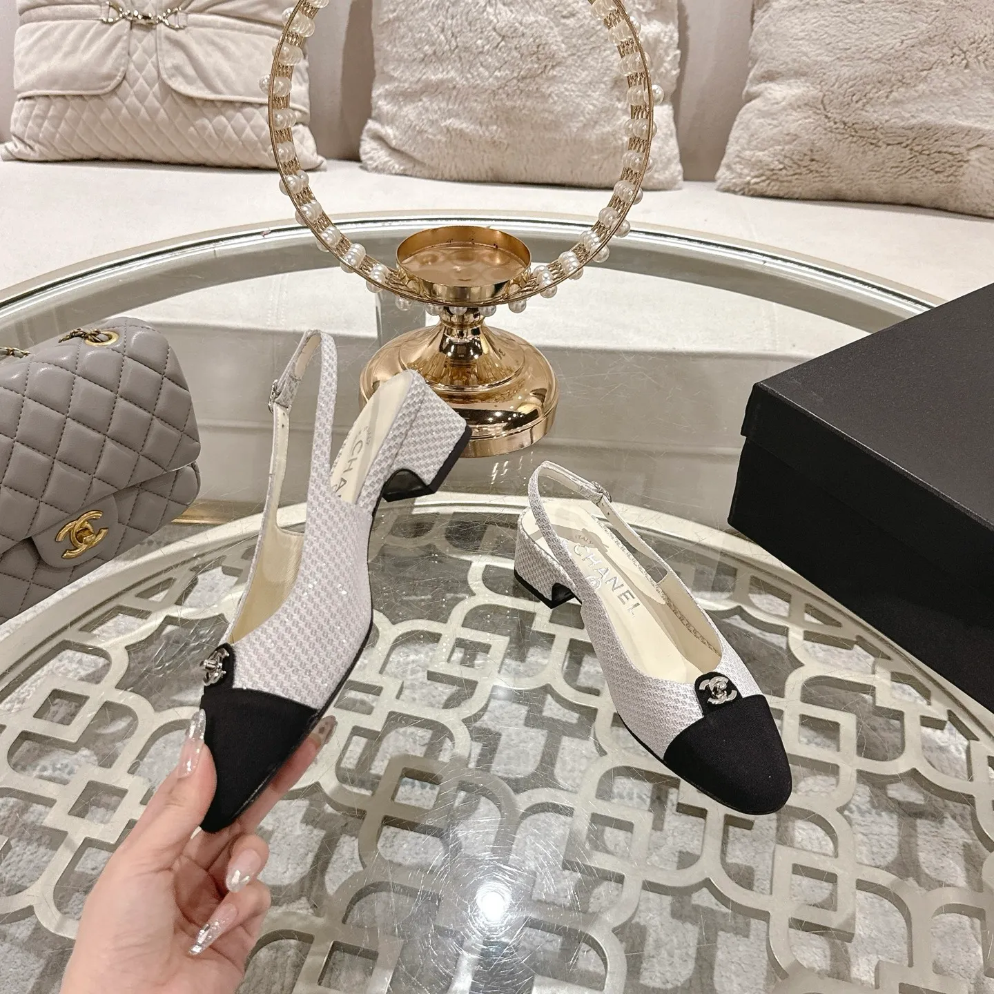 💕💕Factory direct selling price p540💕💕Chanel 2025SS spring and summer new double C button Mary Jane🆕Xiao Xiang𝐂Jia's beautiful Mary Jane sandals are so sweet that they are so beautiful that they have a round square toe design. Cute and cute ~ metal/button logo. The appearance is super online. When worn, it looks like a wealthy daughter. I thought it was good-looking. Only when you put it on your feet will you know how easy it is to wear~ Upper: Customized lambskin Lining: Sheepskin Outsole: Genuine leather outsole imported from Italy Size number: 35-42 (40.41.42 customization is non-refundable) Packaging: The latest gift box packaging at the counter